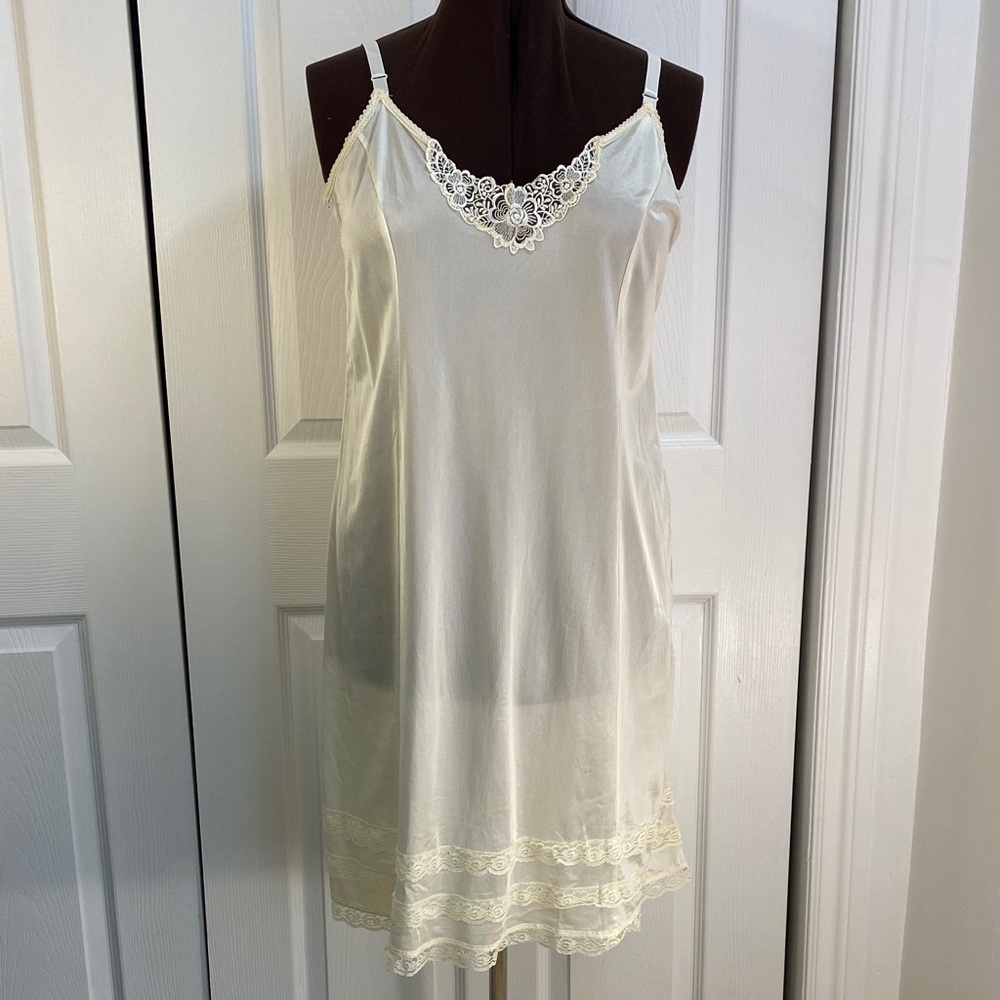 Vintage 100% Nylon Elegant Negligée, Full Slip in Cream w Lace Trim, 42 (M-L)